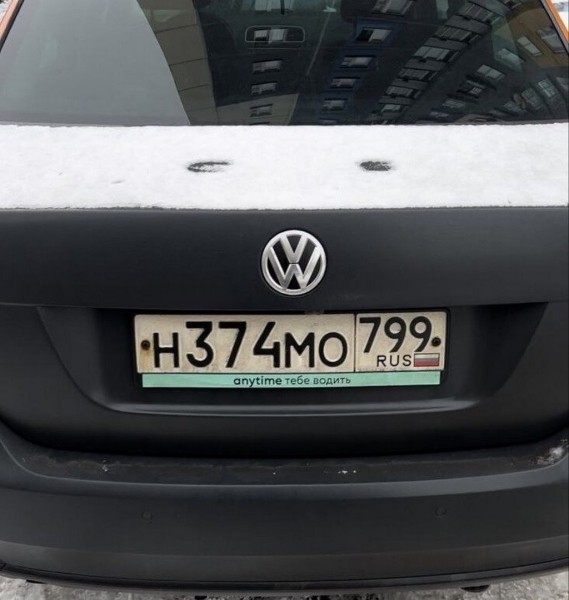 Штраф 2 700 рублей и лишение прав. Девушка на каршеринговом VW Polo задела пластиковые столбики, и вот к чему это привело