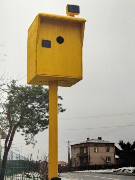 Поляк поставил скворечник, похожий на камеру скорости. Водители вынуждены тормозить перед этим «арт-объектом» Поляк поставил скворечник, похожий на камеру скорости. Водители вынуждены тормозить перед этим «арт-объектом»