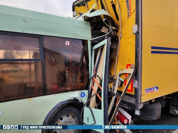 В Минске кабину троллейбуса смяло после столкновения с грузовиком В Минске кабину троллейбуса смяло после столкновения с грузовиком