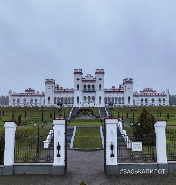 Как выглядит Коссовский замок после реставрации с высоты птичьего полета