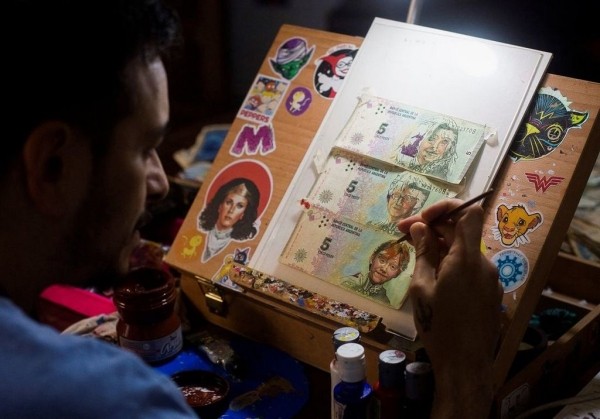 В этой стране деньги настолько обесценились, что на них стали рисовать В этой стране деньги настолько обесценились, что на них стали рисовать