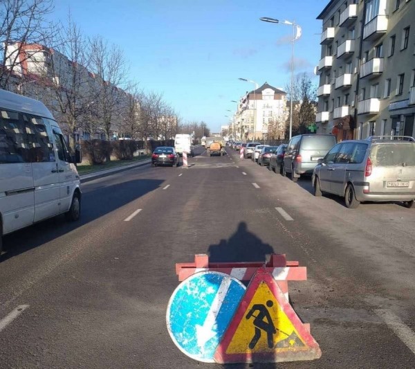 Брестские дорожники, встретив Новый год, занялись ямочным ремонтом