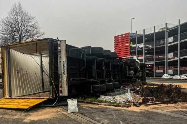 В Германии в ДТП опрокинулась фура с белоруской за рулем В Германии в ДТП опрокинулась фура с белоруской за рулем