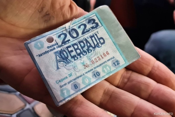 Белорус в автобусе съел свой поддельный проездной, когда его разоблачили Белорус в автобусе съел свой поддельный проездной, когда его разоблачили