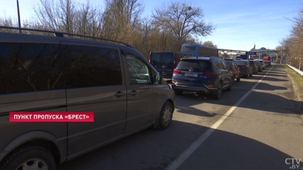 «Мы простые люди. Стоим и стоим» В Бресте возросла очередь на выезд в Польшу