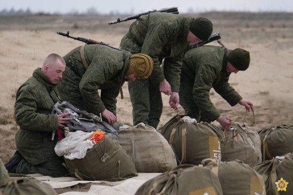 Как прошло сегодняшнее десантирование под Брестом. Фоторепортаж