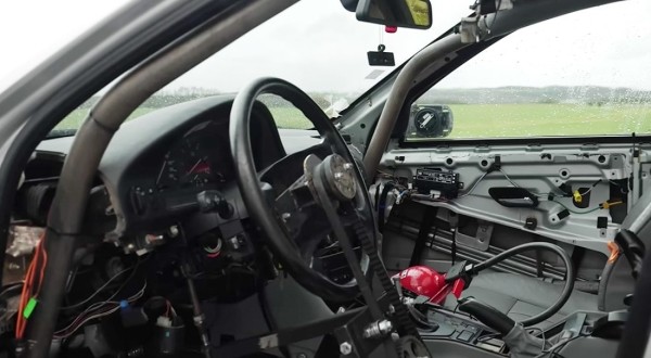 Эксперимент: как далеко может улететь BMW E39, если на нее поставить крылья самолета Эксперимент: как далеко может улететь BMW E39, если на нее поставить крылья самолета