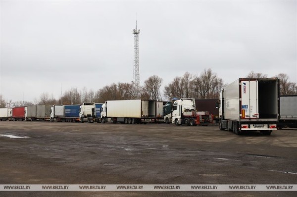 Почти два десятка большегрузов вернулись в &laquo;Козловичи&raquo; после введенных Польшей ограничений