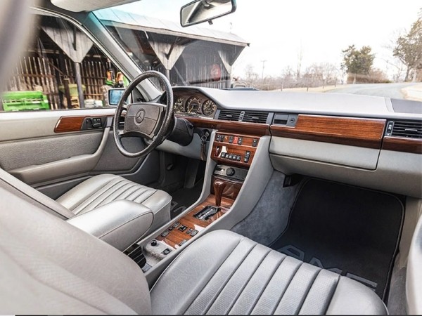 Почему этот старый седан от Mercedes стоит $600 тысяч?