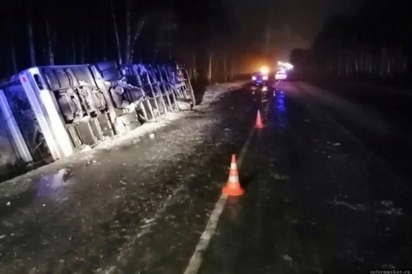 Автобус с 50 пассажирами из Беларуси опрокинулся под Псковом. Водителю вынесли приговор