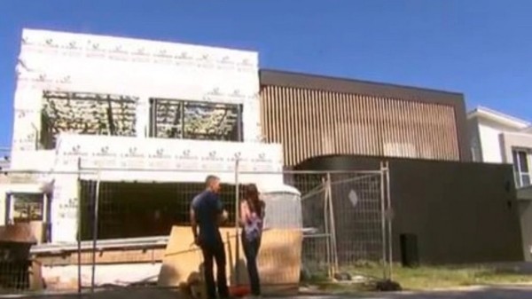 Две семьи построили дома в 40 сантиметрах друг от друга