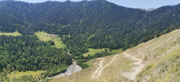 «Вдоль дороги — венки и памятники». Белорус в одиночку отправился в горы Грузии, где даже страховка не действует «Вдоль дороги — венки и памятники». Белорус в одиночку отправился в горы Грузии, где даже страховка не действует