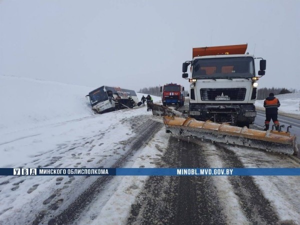 В Беларуси автобус с пассажирами столкнулся со снегоуборочной машиной