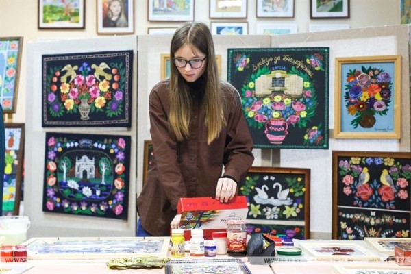 Традицию росписи по стеклу сохраняют в Брестской области Традицию росписи по стеклу сохраняют в Брестской области