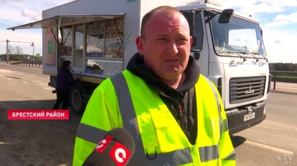 30-километровая очередь на границе: под Брестом организовали торговлю питанием для водителей