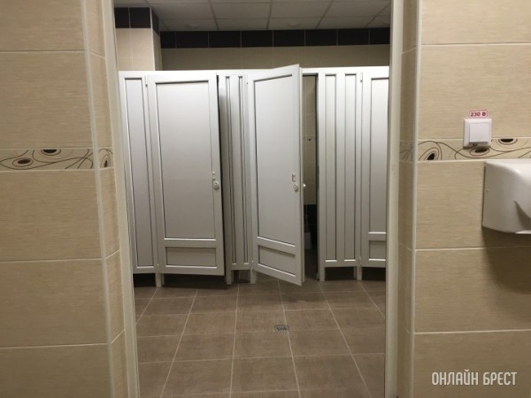 Просунул телефон между кабинками. В Гродно подросток тайно снимал посетительниц женского туалета