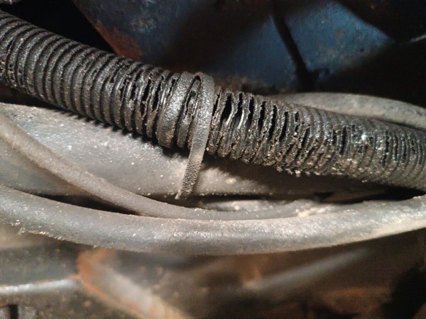 «Все гофры с проводкой посечены песком!». Белорусу так отпескоструили Cadillac, что у машины отказала электроника и кузов начал ржаветь «Все гофры с проводкой посечены песком!». Белорусу так отпескоструили Cadillac, что у машины отказала электроника и кузов начал ржаветь