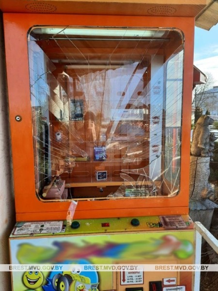 Пьяный житель Барановичей разбил призовой аппарат в одном из баров Пьяный житель Барановичей разбил призовой аппарат в одном из баров