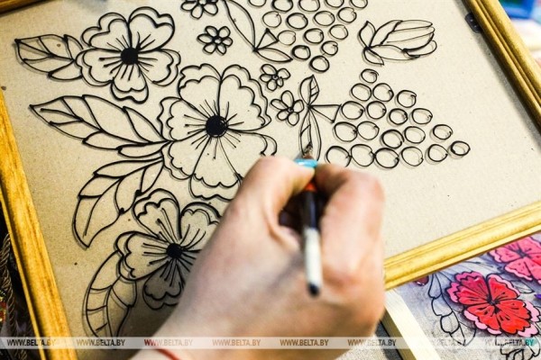 Традицию росписи по стеклу сохраняют в Брестской области Традицию росписи по стеклу сохраняют в Брестской области