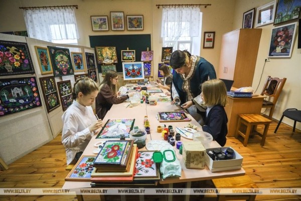 Традицию росписи по стеклу сохраняют в Брестской области Традицию росписи по стеклу сохраняют в Брестской области