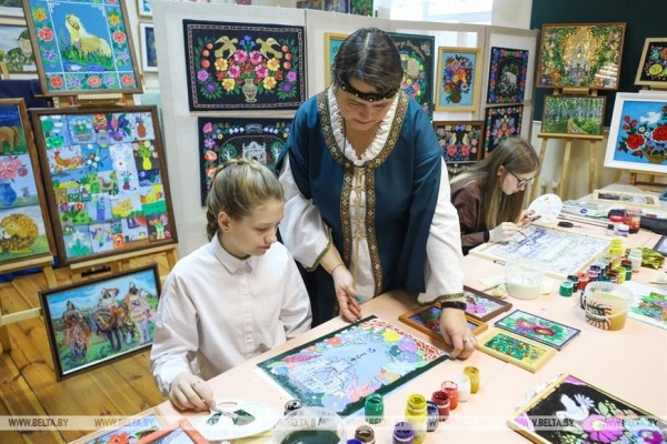 Традицию росписи по стеклу сохраняют в Брестской области Традицию росписи по стеклу сохраняют в Брестской области