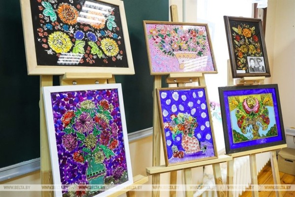 Традицию росписи по стеклу сохраняют в Брестской области Традицию росписи по стеклу сохраняют в Брестской области