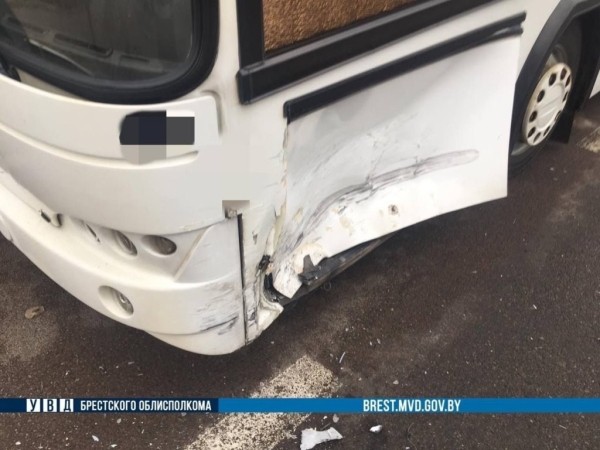 18-летний водитель Renault врезался в автобус в Бресте