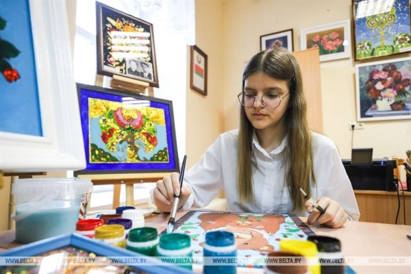 Традицию росписи по стеклу сохраняют в Брестской области Традицию росписи по стеклу сохраняют в Брестской области