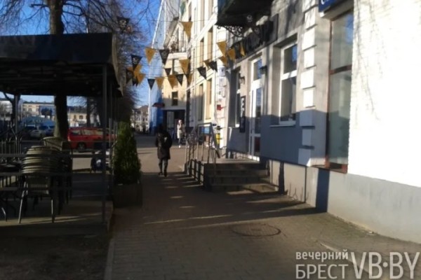 Мнение: террасы кафе забирают свободное пространство у пешеходов на Советской в Бресте Мнение: террасы кафе забирают свободное пространство у пешеходов на Советской в Бресте