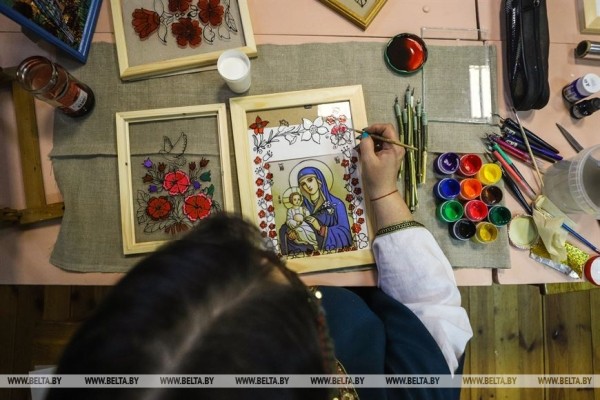 Традицию росписи по стеклу сохраняют в Брестской области Традицию росписи по стеклу сохраняют в Брестской области