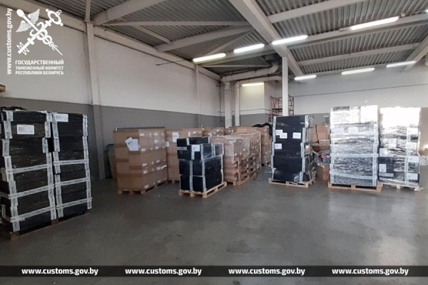 Брестские таможенники пресекли попытку незаконного перемещения крупной партии одежды Брестские таможенники пресекли попытку незаконного перемещения крупной партии одежды