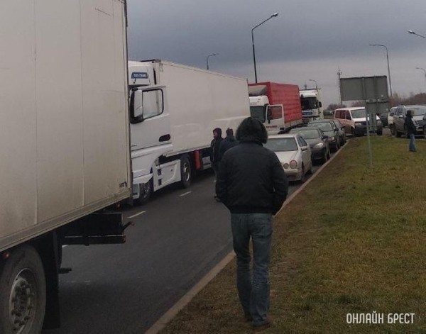 Первоочередные пропуска на въезде в Польшу пока не действуют Первоочередные пропуска на въезде в Польшу пока не действуют