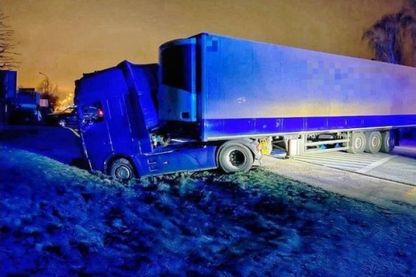 В Польше белорус с 3,3 промилле съехал на фуре в кювет В Польше белорус с 3,3 промилле съехал на фуре в кювет