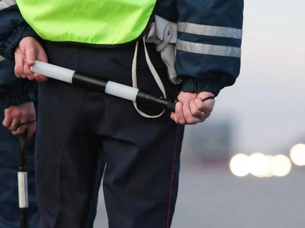 Парень дал подруге прокатиться по деревне на своем авто. Вдруг – ГАИ. А у девушки нет прав. Штрафы получили оба Парень дал подруге прокатиться по деревне на своем авто. Вдруг – ГАИ. А у девушки нет прав. Штрафы получили оба