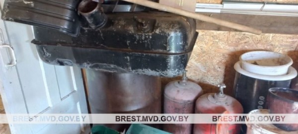 Больше 300 литров «сэкономленного» дизтоплива нашли у водителя в Кобринском районе Больше 300 литров «сэкономленного» дизтоплива нашли у водителя в Кобринском районе