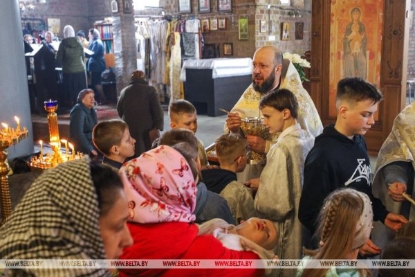 Брестчане идут в храмы, несут пасхальные куличи и крашеные яйца Брестчане идут в храмы, несут пасхальные куличи и крашеные яйца