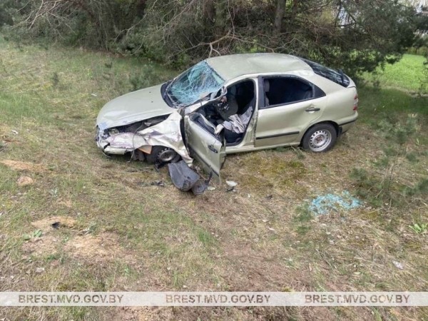 В Жабинковском районе жестко столкнулись легковушка и трактор В Жабинковском районе жестко столкнулись легковушка и трактор