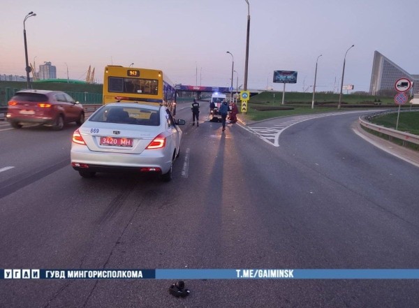 Пешеход перепрыгнул ограждение и побежал прямо под автобус. Опубликовано видео Пешеход перепрыгнул ограждение и побежал прямо под автобус. Опубликовано видео