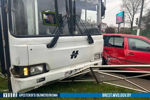 Автоледи в Барановичах не пропустила автобус, и он снес четыре пролета забора Автоледи в Барановичах не пропустила автобус, и он снес четыре пролета забора