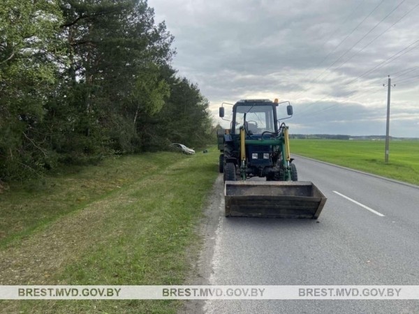 В Жабинковском районе жестко столкнулись легковушка и трактор В Жабинковском районе жестко столкнулись легковушка и трактор