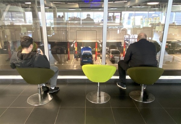 «Отдал полпенсии за первое ТО!». Пенсионер возмущен стоимостью обслуживания у дилера Renault