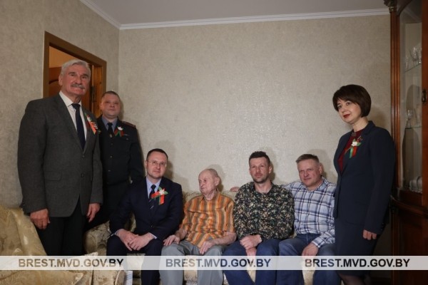 В Бресте вручили паспорт 100-летнему юбиляру В Бресте вручили паспорт 100-летнему юбиляру