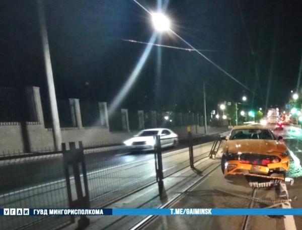 Каршеринговый Ford Mustang разбили в Минске Каршеринговый Ford Mustang разбили в Минске