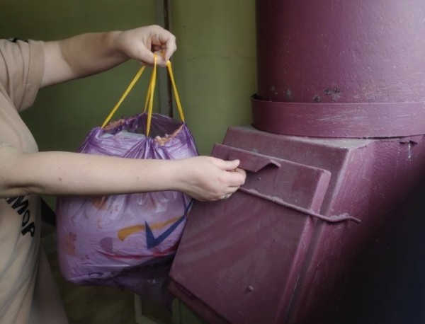 «Выходишь из подъезда при параде и с вонючим пакетом». Минчане рассказали, нужны ли им мусоропроводы «Выходишь из подъезда при параде и с вонючим пакетом». Минчане рассказали, нужны ли им мусоропроводы