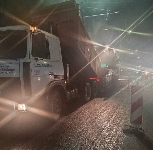 Ночью в Бресте уложили 650 тонн асфальта Ночью в Бресте уложили 650 тонн асфальта