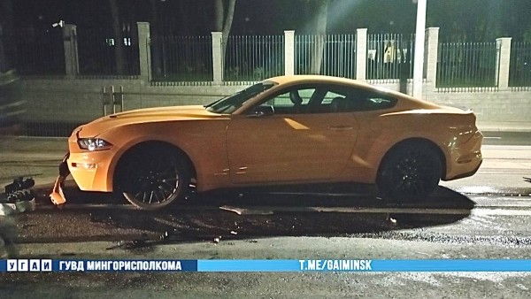 Каршеринговый Ford Mustang разбили в Минске Каршеринговый Ford Mustang разбили в Минске