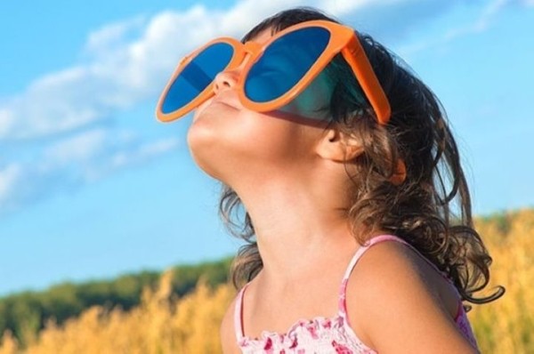 Можно ли маленьким детям носить солнечные очки? Спрашивает жительница Кобрина Можно ли маленьким детям носить солнечные очки? Спрашивает жительница Кобрина