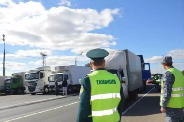 Белорус наехал на ногу сотруднику российской таможни