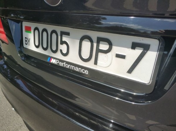 У вас номер отклеился. Странные метаморфозы с табличками