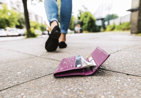 Как поступить, если нашел чужую банковскую карту Как поступить, если нашел чужую банковскую карту